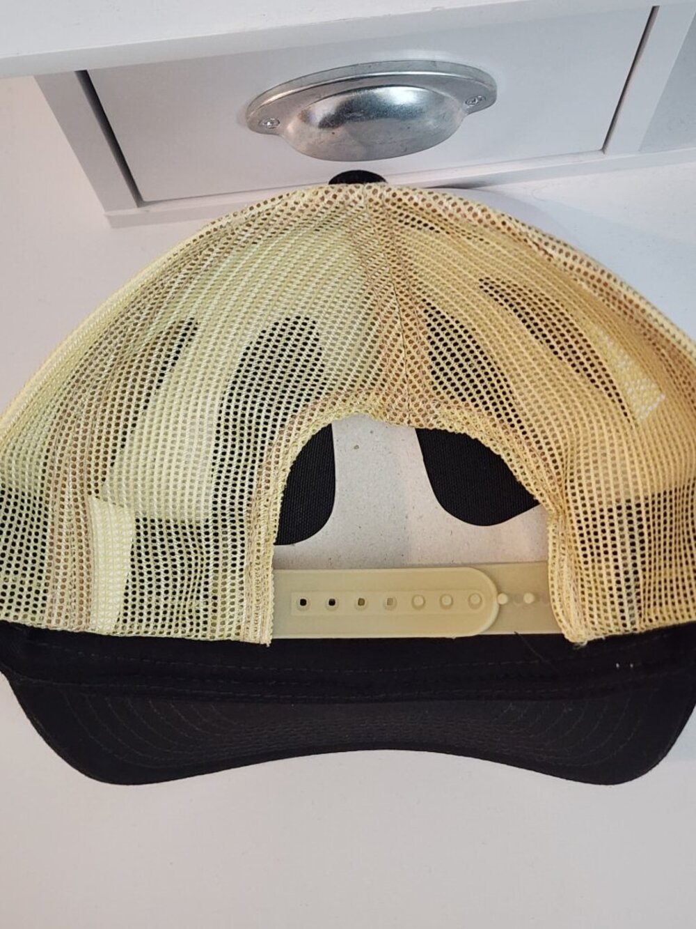 ITALIA Black/Vegas Gold Mesh Snapback Trucker Hat - Picture 3 of 3